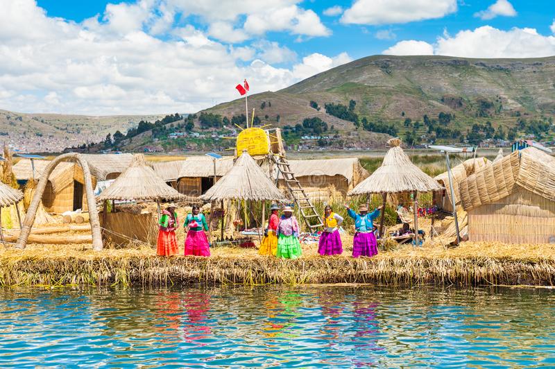 Lago Titicaca Full Day: Exploración de las Islas de los Uros y sus Maravillas