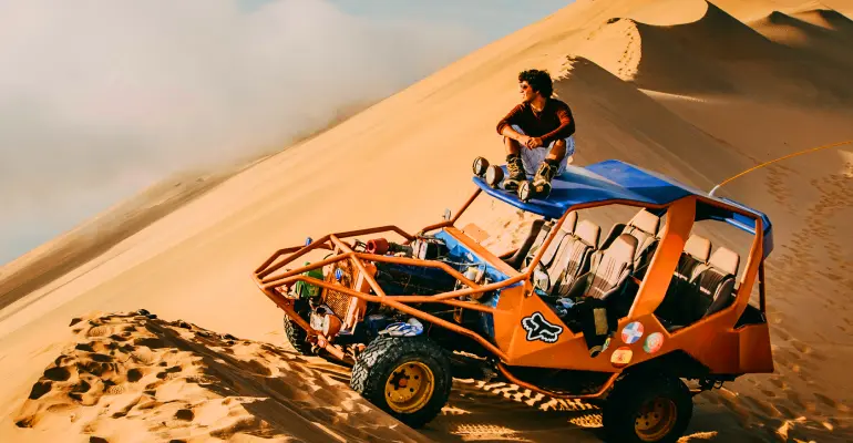 Aventura en Huacachina: Sandboarding y Excursión en Buggies por el Desierto